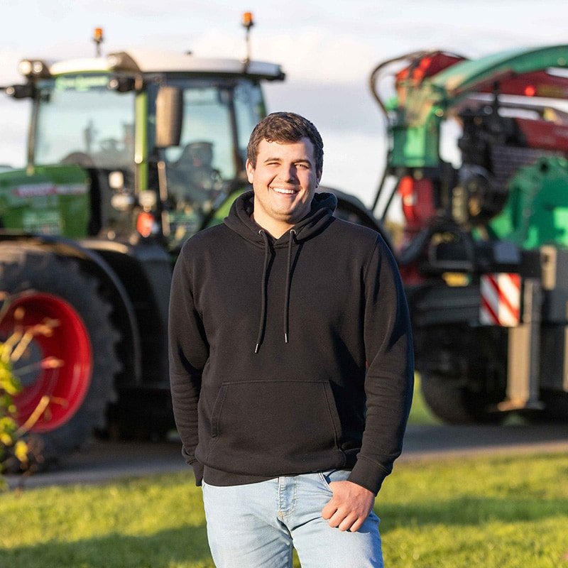 tom linnenbaum laechelnd vor landschafts maschinen